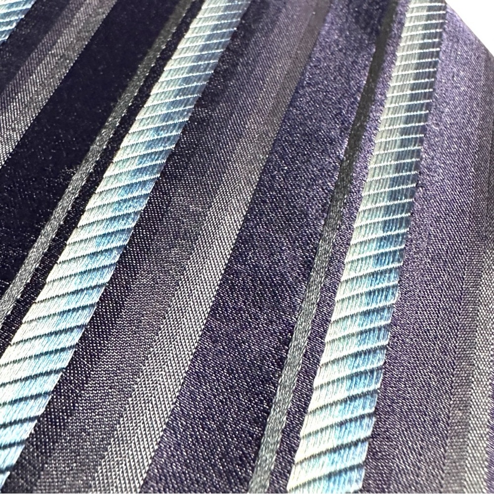 MEN'S SIGNATURE CARRINGTON 100% SILK BLUE STRIPED TIE (NWT) - Picture 2 of 7
